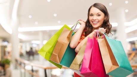 mujer-con-bolsas-de-compras_32141847